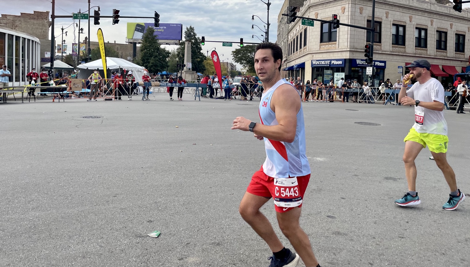 Alex racing the 2021 Chicago Marathon